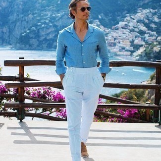 Quale pantaloni eleganti indossare con mocassini eleganti beige: Potresti combinare una camicia a maniche lunghe di lino azzurra con pantaloni eleganti come un vero gentiluomo. Un paio di mocassini eleganti beige si abbina alla perfezione a una grande varietà di outfit.