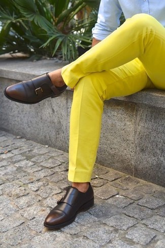 Come indossare e abbinare pantaloni eleganti gialli: Potresti combinare una camicia a maniche lunghe azzurra con pantaloni eleganti gialli per un look elegante e alla moda. Scarpe double monk in pelle marrone scuro sono una interessante scelta per completare il look.