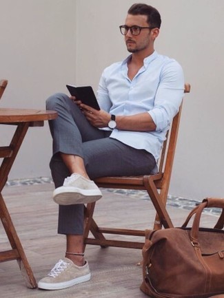 Quale pantaloni eleganti indossare con sneakers basse beige per un uomo di 30 anni in modo smart-casual: Coniuga una camicia a maniche lunghe azzurra con pantaloni eleganti come un vero gentiluomo. Scegli uno stile casual per le calzature con un paio di sneakers basse beige.