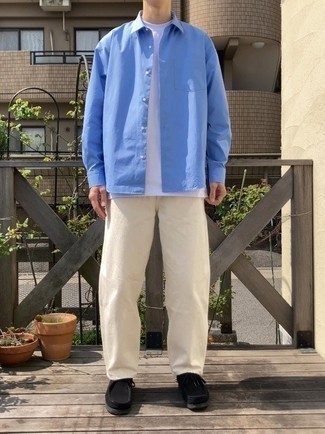 Quale chukka indossare con una camicia a maniche lunghe azzurra: Per un outfit quotidiano pieno di carattere e personalità, scegli un outfit composto da una camicia a maniche lunghe azzurra e chino beige. Perfeziona questo look con un paio di chukka.