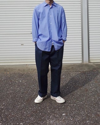 Look alla moda per uomo: Camicia a maniche lunghe azzurra, T-shirt girocollo bianca, Chino blu scuro, Sneakers basse di tela bianche