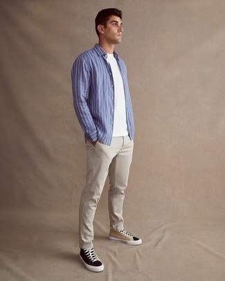 Look alla moda per uomo: Camicia a maniche lunghe a righe verticali azzurra, T-shirt girocollo bianca, Chino grigi, Sneakers alte di tela multicolori