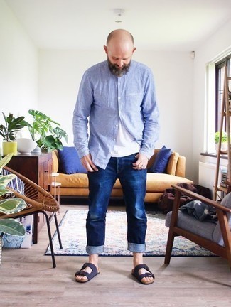 Come indossare e abbinare una t-shirt girocollo con sandali quando fa caldo: Vestiti con una t-shirt girocollo e jeans blu scuro per un look semplice, da indossare ogni giorno. Sandali aggiungono un tocco particolare a un look altrimenti classico.