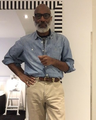 Come indossare e abbinare una camicia a maniche lunghe acqua per un uomo di 50 anni: Potresti combinare una camicia a maniche lunghe acqua con chino marrone chiaro per vestirti casual.