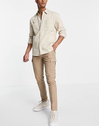 Look alla moda per uomo: Camicia a maniche lunghe beige, Pantaloni cargo marrone chiaro, Sneakers basse in pelle beige, Calzini bianchi