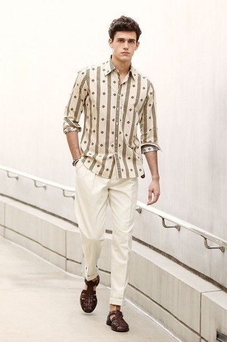 Look alla moda per uomo: Camicia a maniche lunghe stampata beige, Pantaloni eleganti bianchi, Sandali in pelle marrone scuro, Bracciale argento