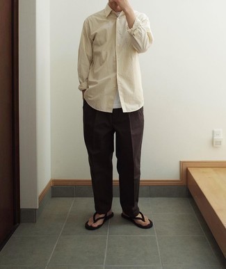 Trend da uomo 2024 in modo rilassato: Coniuga una camicia a maniche lunghe a righe verticali beige con chino marrone scuro per un look raffinato per il tempo libero. Abbina questi abiti a un paio di infradito neri.