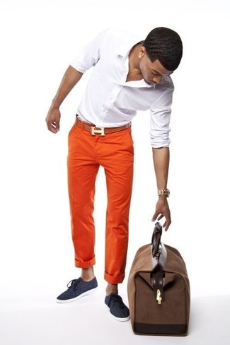 Quale sneakers basse indossare con chino arancioni per un uomo di 30 anni: Indossa una camicia a maniche lunghe bianca e chino arancioni per un look semplice, da indossare ogni giorno. Se non vuoi essere troppo formale, mettiti un paio di sneakers basse.