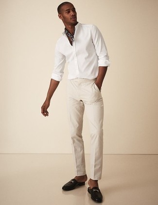 Look alla moda per uomo: Camicia a maniche lunghe bianca, Chino beige, Mocassini eleganti in pelle neri, Bandana nera e bianca