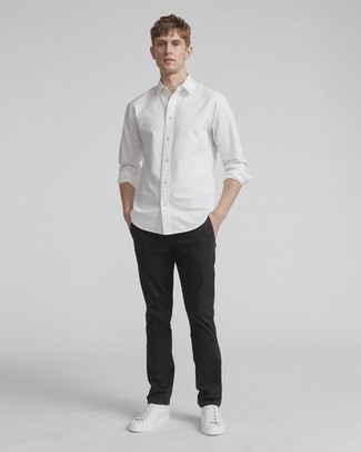 Look alla moda per uomo: Camicia a maniche lunghe bianca, Chino neri, Sneakers basse in pelle bianche