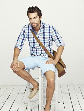 Look alla moda per uomo: Camicia a maniche lunghe a quadretti bianca e blu, Pantaloncini azzurri, Scarpe da barca in pelle beige, Borsa a tracolla di tela marrone