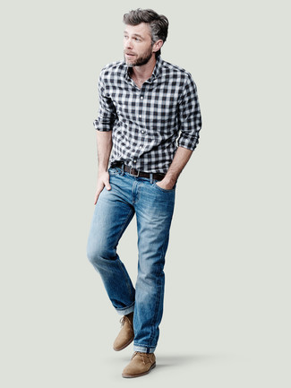 Quale jeans indossare con una camicia a maniche lunghe bianca e blu scuro per un uomo di 40 anni: Combina una camicia a maniche lunghe bianca e blu scuro con jeans per un outfit comodo ma studiato con cura. Questo outfit si abbina perfettamente a un paio di chukka in pelle scamosciata marrone chiaro.