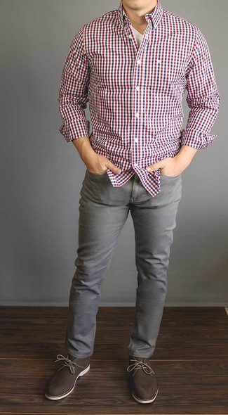 Quale jeans indossare con una camicia a maniche lunghe multicolore in modo casual: Combina una camicia a maniche lunghe multicolore con jeans per un look trendy e alla mano. Perfeziona questo look con un paio di chukka in pelle scamosciata marrone scuro.