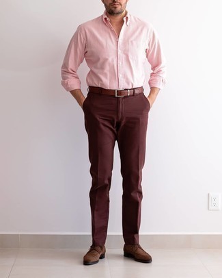 Look alla moda per uomo: Camicia a maniche lunghe a righe verticali bianca e rossa, Pantaloni eleganti bordeaux, Scarpe derby in pelle scamosciata marroni, Cintura in pelle marrone