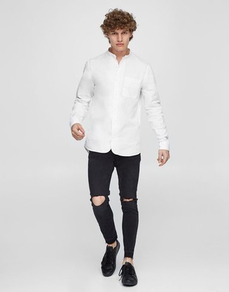 Quale jeans aderenti indossare con una camicia a maniche lunghe bianca: Punta su una camicia a maniche lunghe bianca e jeans aderenti per una sensazione di semplicità e spensieratezza. Un paio di sneakers basse in pelle nere si abbina alla perfezione a una grande varietà di outfit.