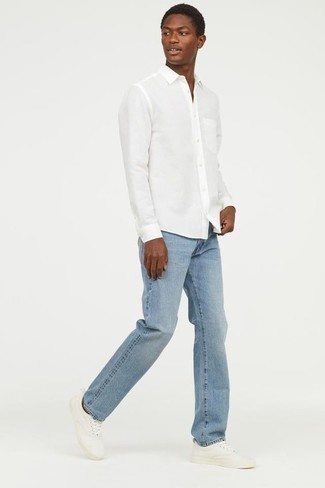 Come indossare e abbinare jeans azzurri con sneakers basse di tela bianche: Prova a combinare una camicia a maniche lunghe bianca con jeans azzurri per un look spensierato e alla moda. Sneakers basse di tela bianche sono una buona scelta per completare il look.