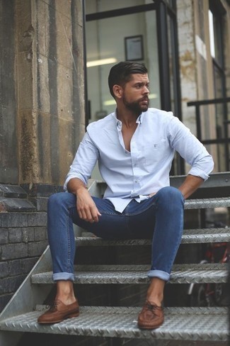 Quale jeans indossare con una camicia a maniche lunghe bianca: Potresti combinare una camicia a maniche lunghe bianca con jeans per affrontare con facilità la tua giornata. Scarpe da barca in pelle marroni sono una eccellente scelta per completare il look.