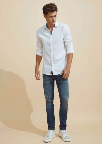 Look alla moda per uomo: Camicia a maniche lunghe bianca, Jeans blu scuro, Sneakers alte in pelle grigie