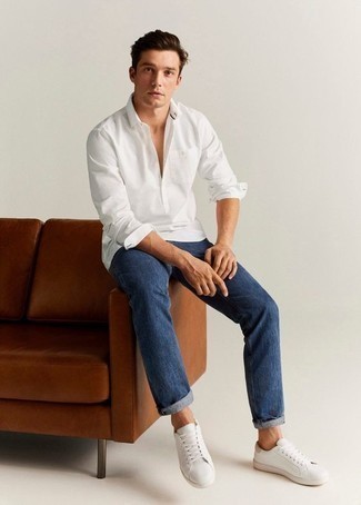 Quale jeans indossare con una camicia a maniche lunghe bianca: Per creare un adatto a un pranzo con gli amici nel weekend indossa una camicia a maniche lunghe bianca e jeans. Sneakers basse in pelle bianche sono una validissima scelta per completare il look.