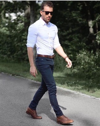 Look alla moda per uomo: Camicia a maniche lunghe bianca, Jeans blu scuro, Stivali casual in pelle marroni, Cintura in pelle marrone