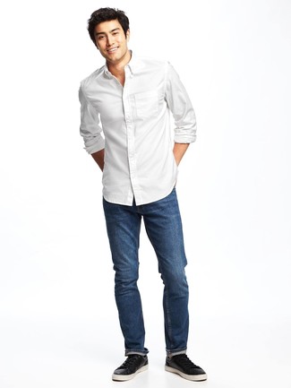 Come indossare e abbinare una camicia a maniche lunghe bianca con jeans blu in modo casual: Coniuga una camicia a maniche lunghe bianca con jeans blu per un look spensierato e alla moda. Sneakers basse in pelle nere sono una gradevolissima scelta per completare il look.