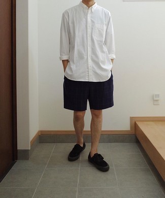 Look alla moda per uomo: Camicia a maniche lunghe bianca, Pantaloncini a quadri blu scuro, Sneakers basse di tela nere
