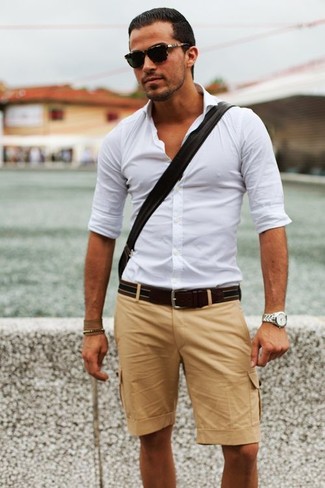 Look alla moda per uomo: Camicia a maniche lunghe bianca, Pantaloncini marrone chiaro, Cintura in pelle marrone scuro