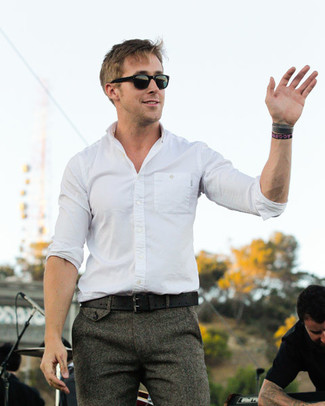 Look di Ryan Gosling: Camicia a maniche lunghe bianca, Pantaloni eleganti di lana grigi, Cintura in pelle nera, Occhiali da sole neri