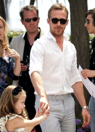 Look di Ryan Gosling: Camicia a maniche lunghe bianca, Pantaloni eleganti grigi
