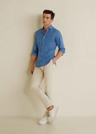 Look alla moda per uomo: Camicia a maniche lunghe blu, Chino beige, Sneakers basse di tela bianche