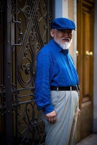 Come indossare e abbinare una camicia a maniche lunghe blu per un uomo di 60 anni: Per un outfit quotidiano pieno di carattere e personalità, prova a combinare una camicia a maniche lunghe blu con chino grigi.