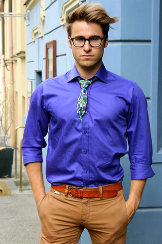 Come indossare e abbinare una cintura in pelle terracotta in modo smart-casual: Abbina una camicia a maniche lunghe blu con una cintura in pelle terracotta per una sensazione di semplicità e spensieratezza.