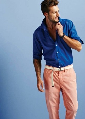 Come indossare e abbinare chino rosa quando fa caldo: Indossa una camicia a maniche lunghe blu con chino rosa per un look raffinato per il tempo libero.