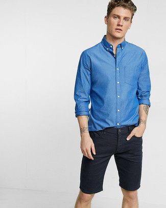 Come indossare e abbinare una camicia a maniche lunghe blu in modo casual: Combina una camicia a maniche lunghe blu con pantaloncini di jeans neri per un look spensierato e alla moda.