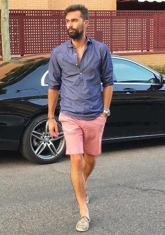 Quale espadrillas indossare con pantaloncini rosa per un uomo di 30 anni: Potresti abbinare una camicia a maniche lunghe blu con pantaloncini rosa per un look raffinato per il tempo libero. Espadrillas sono una buona scelta per completare il look.