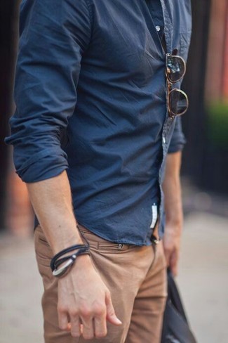 Come indossare e abbinare un bracciale nero e dorato per un uomo di 30 anni in estate 2024: Indossa una camicia a maniche lunghe blu scuro e un bracciale nero e dorato per un'atmosfera casual-cool. Una eccellente idea per essere cool e alla moda anche in estate.