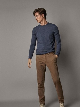 Look alla moda per uomo: Camicia a maniche lunghe blu scuro, Chino marroni, Sneakers basse di tela beige