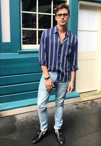 Quale mocassini eleganti indossare con jeans azzurri per un uomo di 20 anni: Vestiti con una camicia a maniche lunghe a righe verticali blu scuro e bianca e jeans azzurri per un look perfetto per il weekend. Mocassini eleganti impreziosiranno all'istante anche il look più trasandato.