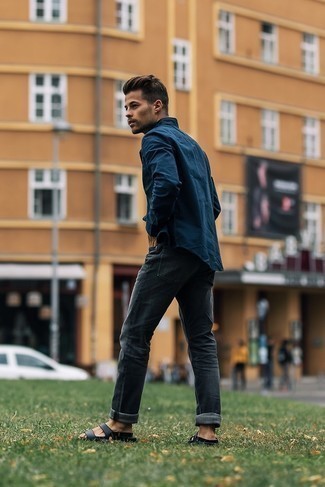 Come indossare e abbinare jeans grigi quando fa caldo in modo rilassato: Punta su una camicia a maniche lunghe blu scuro e jeans grigi per un look trendy e alla mano. Sandali in pelle neri renderanno il tuo look davvero alla moda.