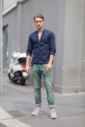 Come indossare e abbinare jeans verdi: Indossa una camicia a maniche lunghe blu scuro e jeans verdi per un look spensierato e alla moda. Prova con un paio di scarpe sportive verdi per un tocco più rilassato.