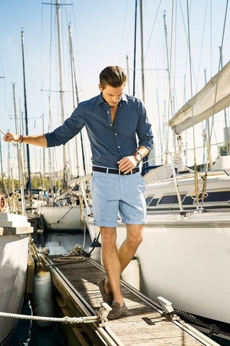 Look alla moda per uomo: Camicia a maniche lunghe blu scuro, Pantaloncini azzurri, Scarpe da barca in pelle scamosciata marroni, Cintura in pelle marrone scuro
