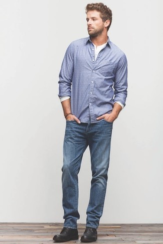 Come indossare e abbinare chukka in pelle nere per un uomo di 30 anni: Indossa una camicia a maniche lunghe blu con jeans blu per un look raffinato per il tempo libero. Chukka in pelle nere sono una splendida scelta per completare il look.