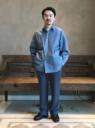 Quale chukka indossare con chino blu per un uomo di 30 anni: Combina una camicia a maniche lunghe in chambray blu con chino blu per affrontare con facilità la tua giornata. Perfeziona questo look con un paio di chukka.