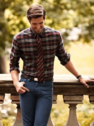 Come indossare e abbinare una camicia rossa e blu scuro in modo casual: Punta su una camicia rossa e blu scuro e jeans aderenti grigio scuro per un outfit rilassato ma alla moda.