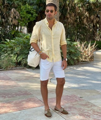 Come indossare e abbinare una borsa shopping di tela bianca quando fa molto caldo in modo smart-casual: Indossa una camicia a maniche lunghe di lino gialla con una borsa shopping di tela bianca per un'atmosfera casual-cool.