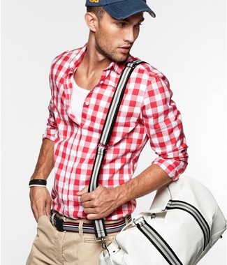 Come indossare e abbinare una cintura a righe orizzontali: Indossa una camicia a maniche lunghe a quadretti rossa e bianca e una cintura a righe orizzontali per un look comfy-casual.