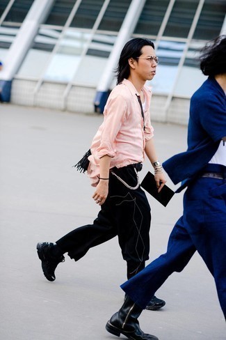 Come indossare e abbinare chino ricamati: Scegli un outfit composto da una camicia a maniche lunghe rosa e chino ricamati per un look raffinato per il tempo libero. Scarpe sportive nere creeranno un piacevole contrasto con il resto del look.
