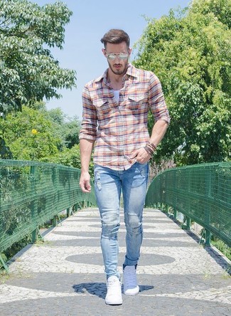 Come indossare e abbinare una canotta con jeans aderenti: Abbina una canotta con jeans aderenti per un look comfy-casual. Perché non aggiungere un paio di sneakers basse bianche per un tocco di stile in più?