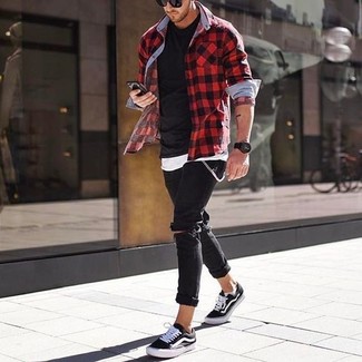 Come indossare e abbinare jeans aderenti neri per un uomo di 30 anni in modo rilassato: Potresti abbinare una camicia a maniche lunghe a quadretti rossa e nera con jeans aderenti neri per un look comfy-casual. Ti senti creativo? Completa il tuo outfit con un paio di sneakers basse di tela nere.