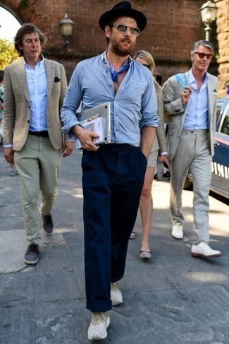 Look alla moda per uomo: Camicia a maniche lunghe azzurra, Chino grigi, Chino blu scuro, Scarpe sportive bianche
